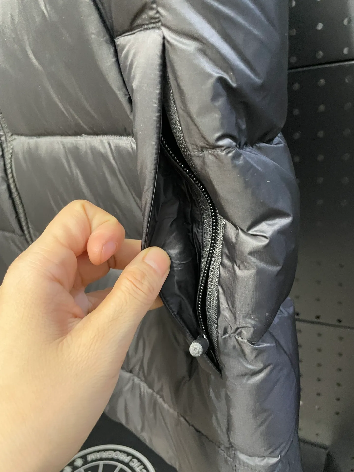 P560 Canadian brand CanadaGoose men's and women's CROFTON lightweight down vest 2229M DWR water-repellent treatment WindWall windproof fabric 700 fleece filling original mold opening details one to one production The upper body effect is stunning Exclusively available on the Xiaohongshu purchasing platform The highest version on the market Size: XS S M L XL XXL